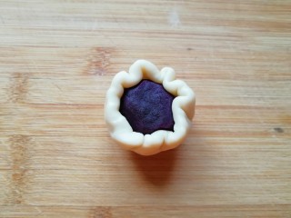 22、紫薯馅老婆饼,用虎口慢慢向上推挤收口。