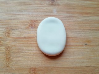 23、紫薯馅老婆饼,收口朝下擀成椭圆形，一个老婆饼制做基本上完成了。