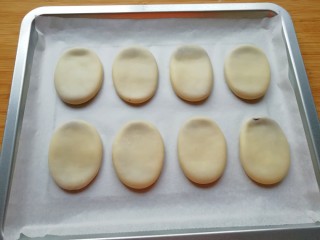 24、紫薯馅老婆饼,烤盘上铺油纸，放上做好的老婆饼。