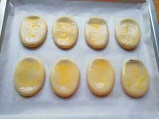 25、紫薯馅老婆饼,刷上一层蛋液。