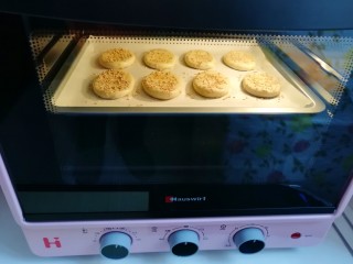 27、紫薯馅老婆饼,用刀片在饼皮上划三道口子(稍微划深一点，可以看到馅为标准），放入预热好的烤箱，上下管180度烤18分钟。