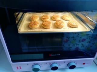 28、紫薯馅老婆饼, 这是烤了10分钟的时候，已经开始上色了。