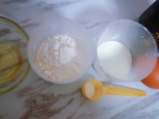 1、宝宝蛋卷(无黄油版),准备好所需要的食材,如果没有核桃油可以换成同量的橄榄油,色拉油,黄油均可