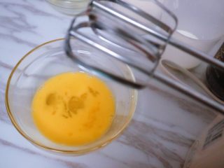 3、宝宝蛋卷(无黄油版),我们用搅拌器打几下无需打发,或者用筷子用力搅拌,搅拌均匀就可以