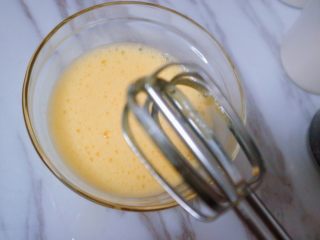 4、宝宝蛋卷(无黄油版),如果家里有打蛋器搅拌几下就可以了,搅拌均匀如图