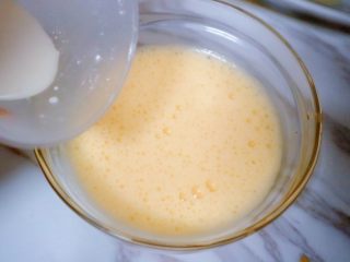 6、宝宝蛋卷(无黄油版),再次搅拌均匀,均匀后加入配方奶或者牛奶,配方奶奶粉可以放一勺水少放一些凑够15g就可以