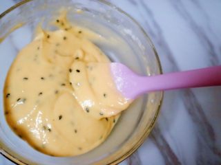 11、宝宝蛋卷(无黄油版),搅拌好的面糊是比较粘稠的