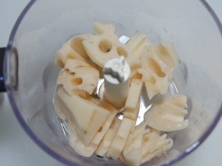 1、多彩莲藕鸡肉糕,莲藕去皮洗净切成小块放入料理机。
