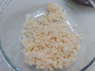 3、多彩莲藕鸡肉糕,装入稍大的容器备用。