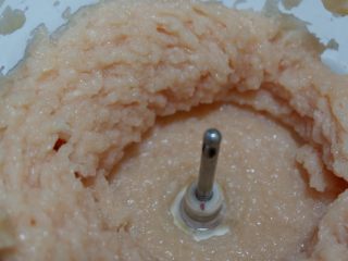 5、多彩莲藕鸡肉糕,放入料理机打成肉泥