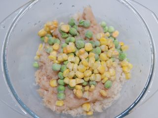 8、多彩莲藕鸡肉糕,玉米粒