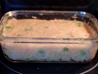 16、多彩莲藕鸡肉糕,放入蒸锅或者微波炉将其蒸熟。蒸锅15分钟左右。微波炉5分钟左右。