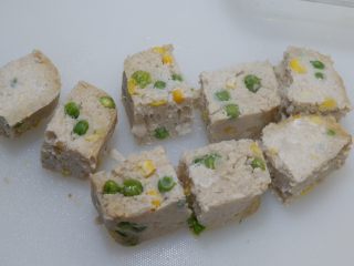 19、多彩莲藕鸡肉糕,稍微放置不烫手切成合适的小块即可。