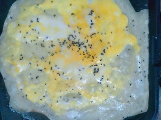 18、宝宝辅食    10M+ 超级松软的小米饼,鸡蛋快定型的时候撒上芝麻。