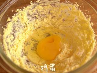 2、自制【玫瑰饼干】甜在心头,打入鸡蛋，搅打均匀