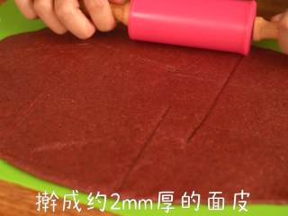 6、自制【玫瑰饼干】甜在心头,使用擀面杖将面团擀成厚约2mm的面皮