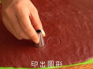 7、自制【玫瑰饼干】甜在心头,使用直径2.5cm的圆形模具压模，去掉多余的面皮