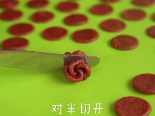 8、自制【玫瑰饼干】甜在心头,取4片小圆片错开叠加起来，用竹签或牙签在中间压一道印记，由下往上卷起来，对半切开