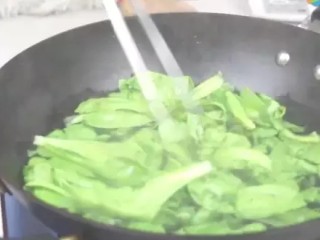 2、菠菜戚风蛋糕,水开后，入菠菜焯20秒。菠菜富含草酸，还是要焯的。视频中拍的是茼蒿，但是没有菠菜味道好，还是菠菜完胜！