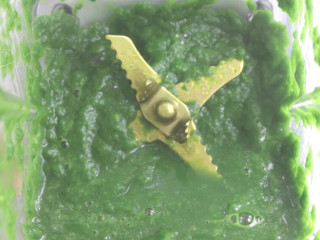 3、菠菜戚风蛋糕,放入料理机，不用加水，按下果汁功能键打成菠菜汁。