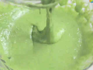 8、菠菜戚风蛋糕,最终蛋黄糊，有光泽可流淌。