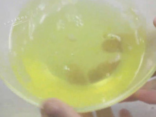 9、菠菜戚风蛋糕,拿出冷冻的蛋白，可以看到边缘有一圈冰渣。这样的蛋白打发出来的蛋白霜比较稳定。