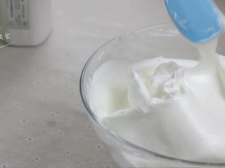 11、菠菜戚风蛋糕,打发过程中，边缘的溅起的蛋白霜，不时的用刮刀刮进去。