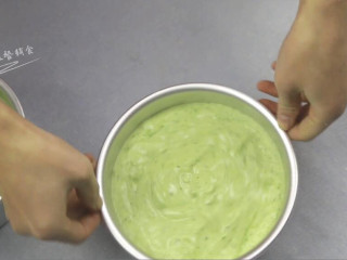 15、菠菜戚风蛋糕,再高空摔几下，也是消除气泡。