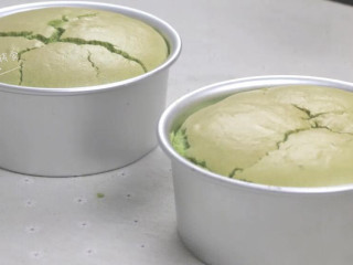 16、菠菜戚风蛋糕,判断是不是烤好，用牙签戳蛋糕中心部位，牙签取出来是干净的就是烤好了。