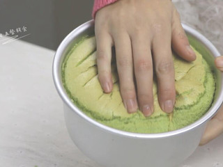 17、菠菜戚风蛋糕,变凉后开始脱模，压着边，一圈一圈往下压，然后底部往上一顶，颜色翠绿翠绿的菠菜蛋糕完美脱模。