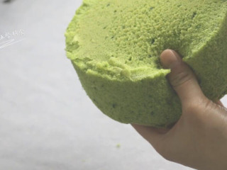 18、菠菜戚风蛋糕,口感细腻柔软、味道清新甜美、颜值爆表啦！当天吃不完的，用保鲜袋包裹好，放保鲜或冷藏都可以，3天内吃完。