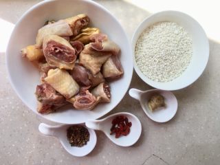 1、糯米鸡汤,一次性备好所有食材，鸡块、糯米、花椒、胡椒、生姜、枸杞等。