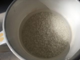 5、糯米鸡汤,煲鸡汤的时候可以同时将糯米浸泡着。