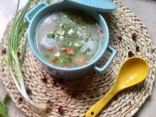 11、糯米鸡汤,也是宝妈简单又美味，营养也丰富的月子餐。参照各地风俗习俗文化不同，我的月子期间去掉了花椒和香葱是减少了量的，几乎没有放一样。