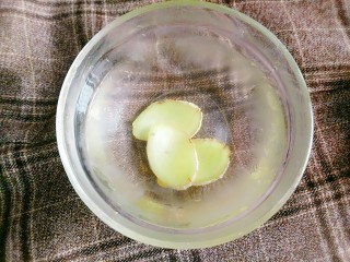 2、玉米胡萝卜虾条,取少许生姜切片泡水