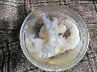 3、玉米胡萝卜虾条,虾去壳去虾线在生姜水里泡一会