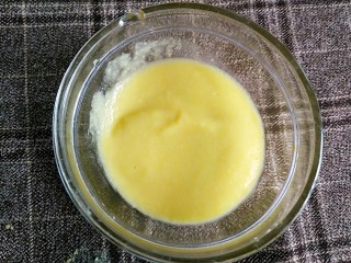 4、玉米胡萝卜虾条,煮好的玉米打成玉米泥