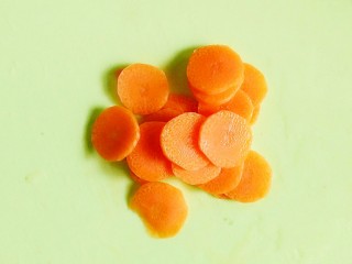 5、玉米胡萝卜虾条,胡萝卜去皮切片