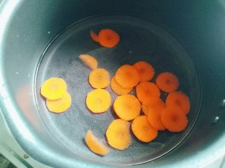 6、玉米胡萝卜虾条,煮至软烂