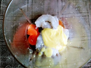 7、玉米胡萝卜虾条,将虾、胡萝卜、玉米泥放料理机打碎