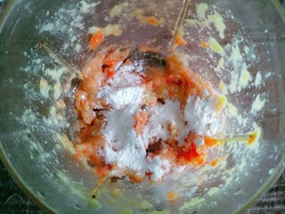 8、玉米胡萝卜虾条,加入适量玉米淀粉继续打