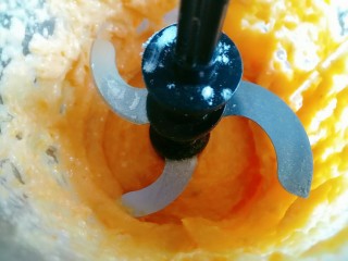 9、玉米胡萝卜虾条,打至细腻粘稠即可