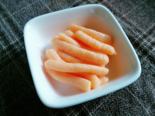 10、玉米胡萝卜虾条,待浮起后煮1、2分钟即可