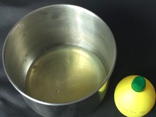 2、奶油裸蛋糕+南瓜味,鸡蛋分离出蛋白和蛋黄，蛋白中加入柠檬汁。