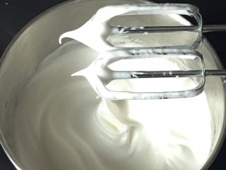 5、奶油裸蛋糕+南瓜味,继续搅打50圈，蛋白变得细腻光滑，再加入15克细砂糖。