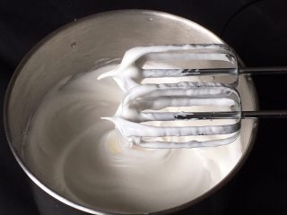 6、奶油裸蛋糕+南瓜味,再次搅打50圈，硬挺的蛋白霜就完成了，蛋白有直立的小尖峰。