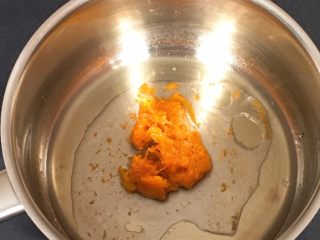 7、奶油裸蛋糕+南瓜味,蛋盆中放入玉米油和清水，加入盐和南瓜泥，用打蛋器低速搅拌至顺滑。