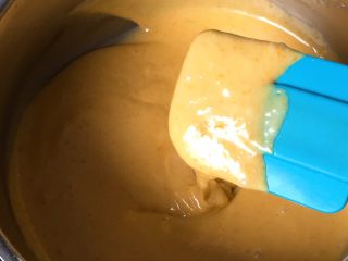 10、奶油裸蛋糕+南瓜味,蛋黄糊就完成了，滴落的糊有波纹。