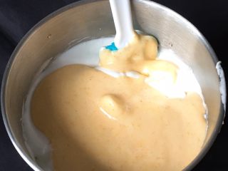 13、奶油裸蛋糕+南瓜味,蛋糕糊倒回蛋白中。