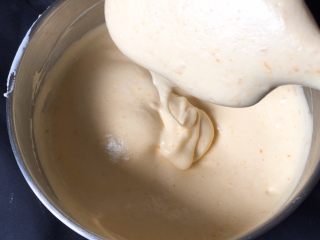 14、奶油裸蛋糕+南瓜味,继续翻拌50次左右，浓稠的蛋糕糊也完成了。